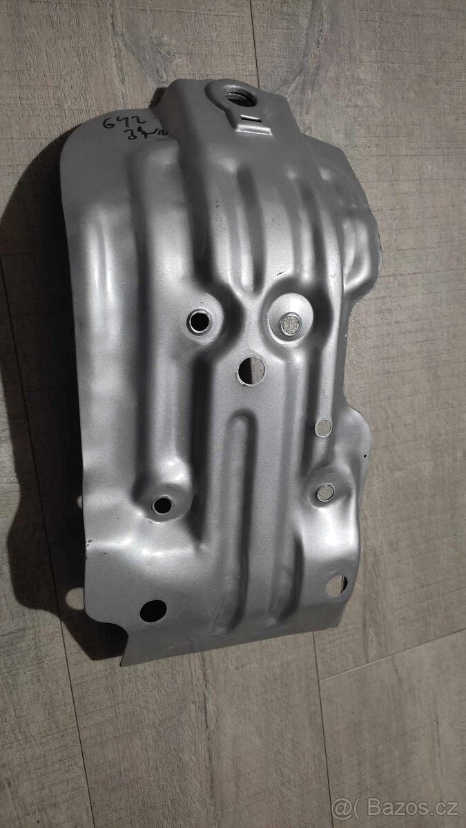 Plechový kryt pod motor na enduro Yuki 250. Nový