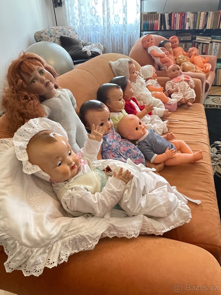 Velká sbírka starožitných panenek