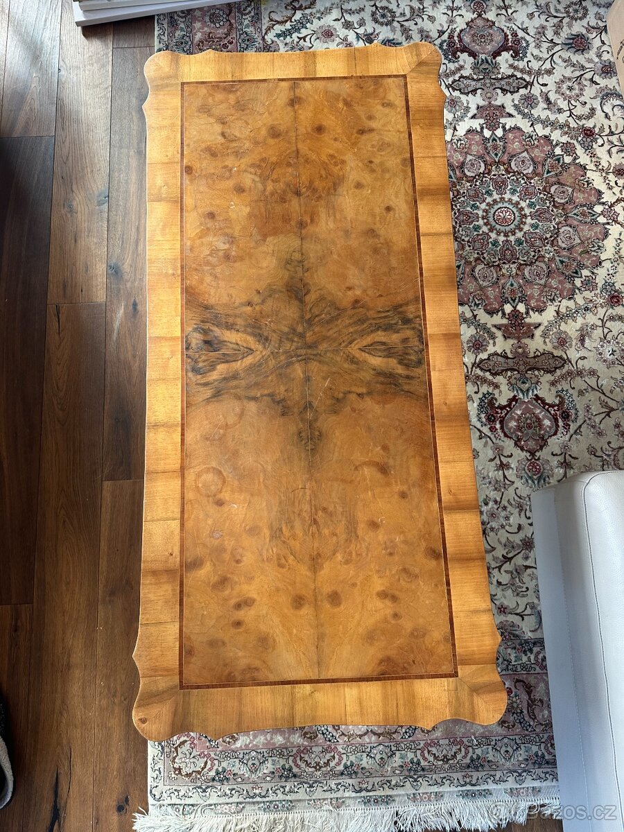 Konferenční stolek v rokokovém stylu