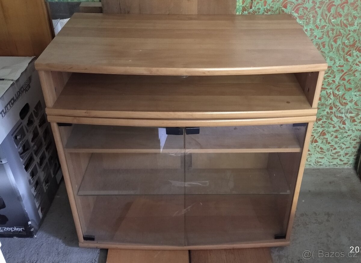 Dřevěná prosklená skříňka pod televizi