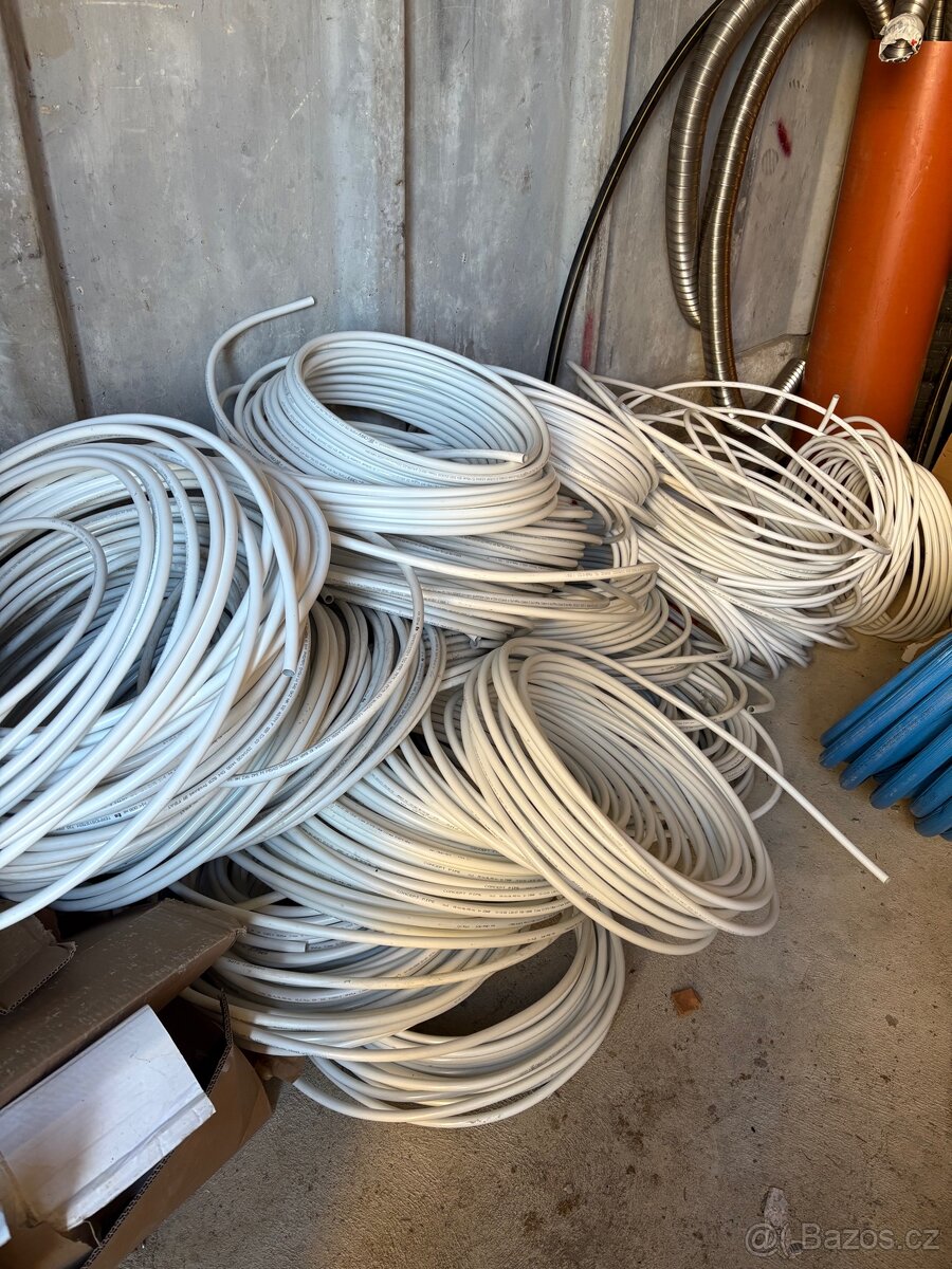 Zbytky hadice na podlahové topení