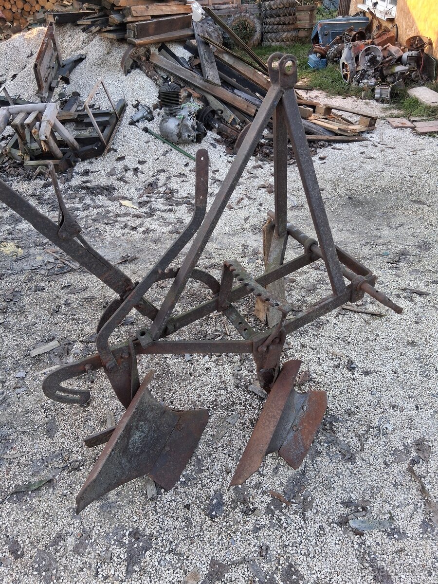 Dvouradliční pluh za trakturek