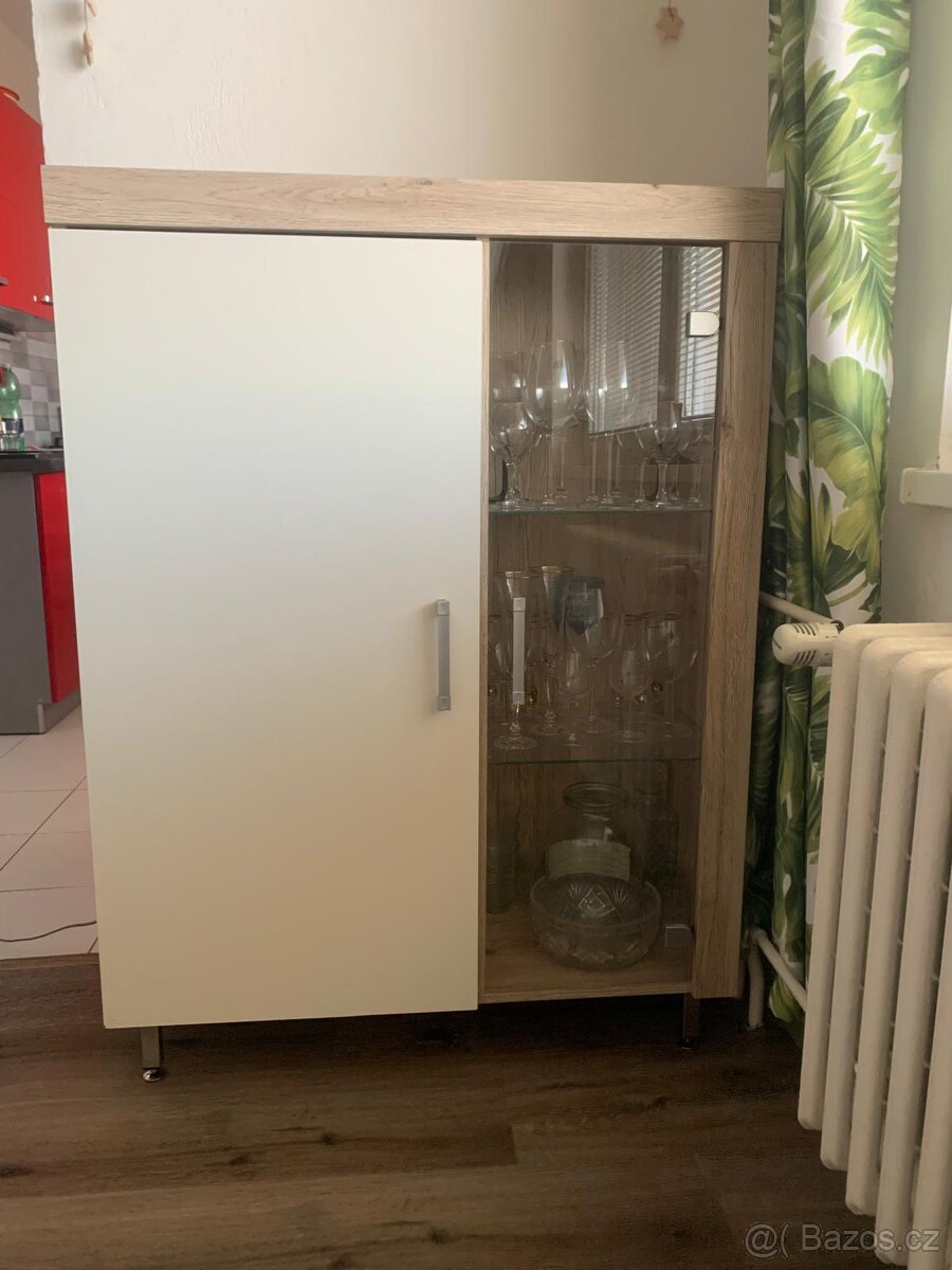 Skříňka/prosklená vytrína