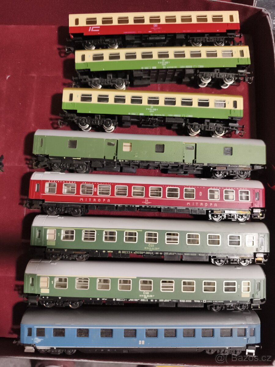 TT rychlíkové a osobní vagóny.