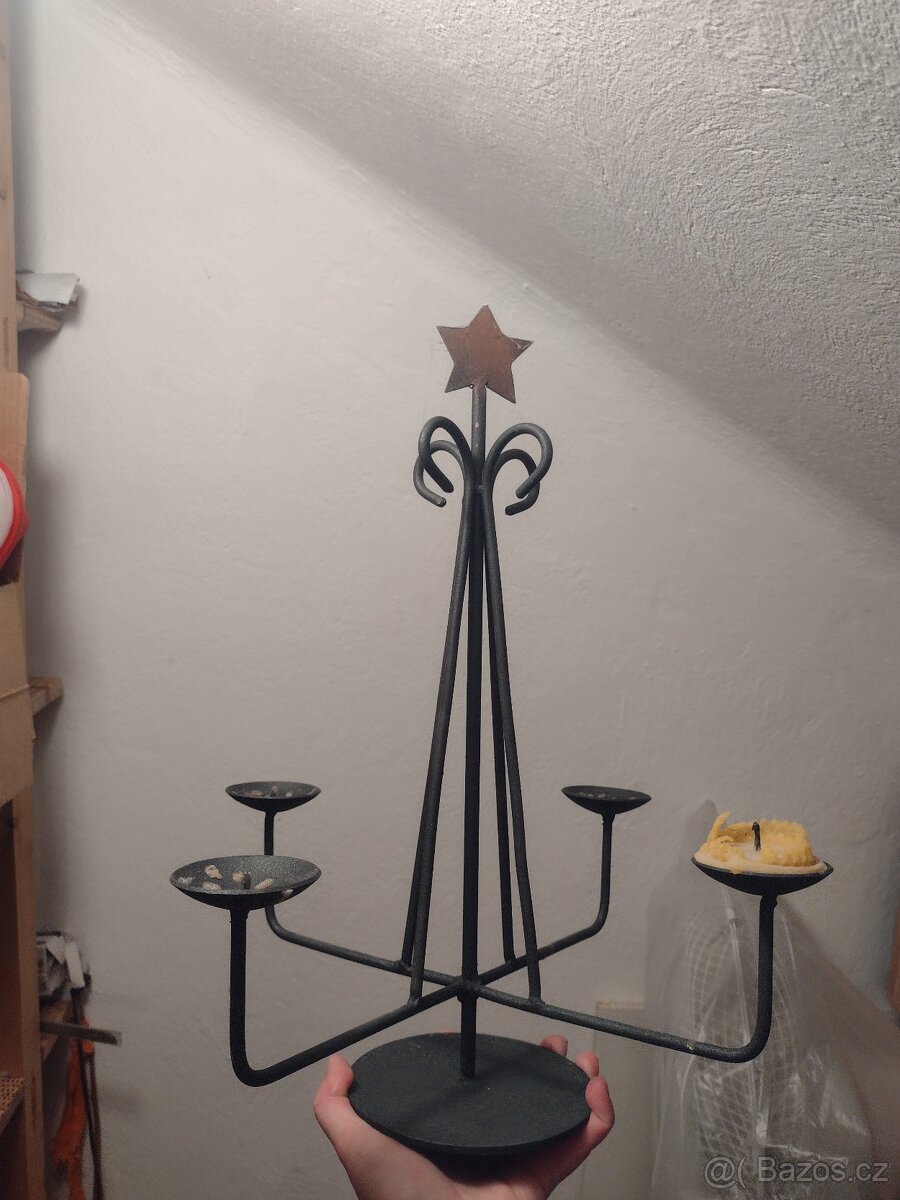 Velký kovaný svícen