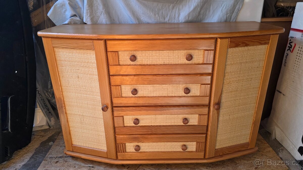 Borovicový nábytek