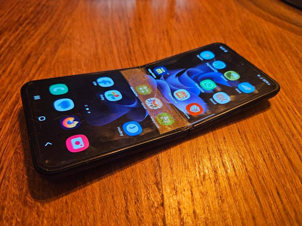 Samsung FLIP 3 poškozený, jen volat