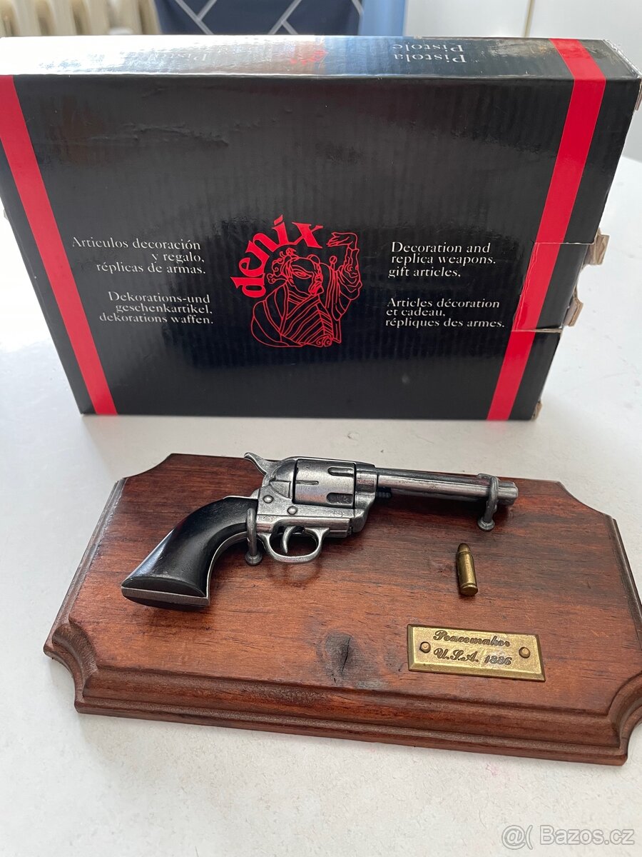 Replika revolver dekorace