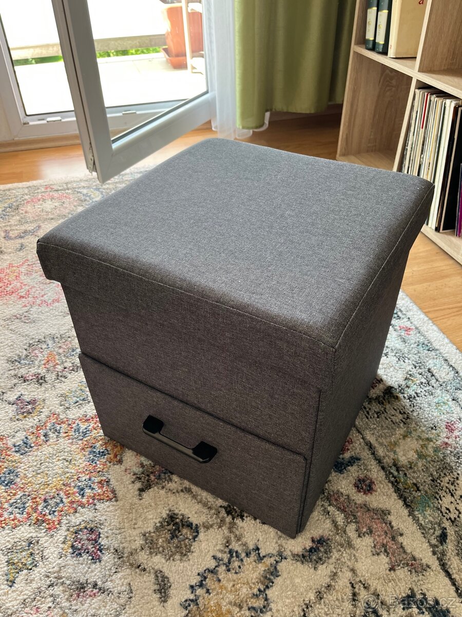 Šedý úložný box, taburet