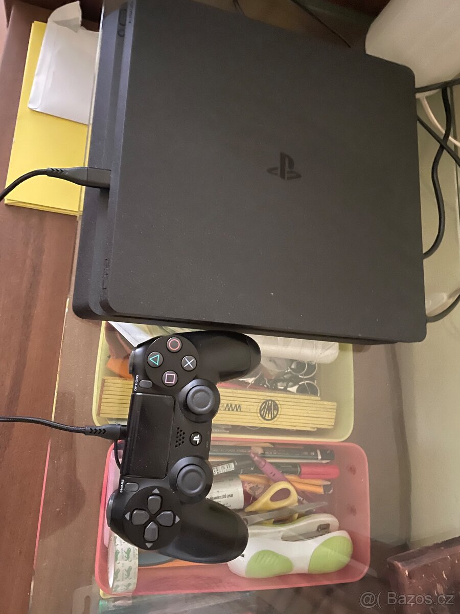 Ps4 slim 1 T černá barva