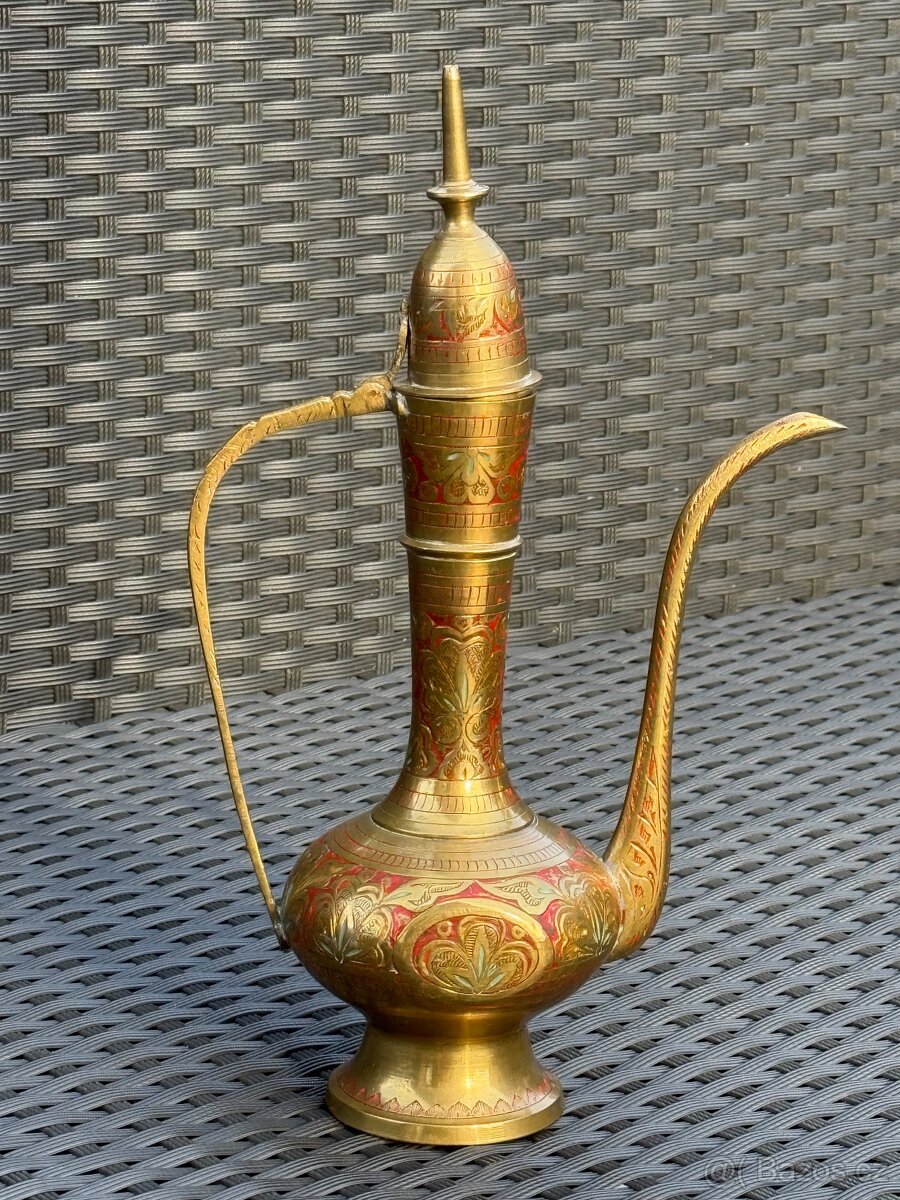 Orientální mosazná konvice, ručně rytá, "Indida 1853"