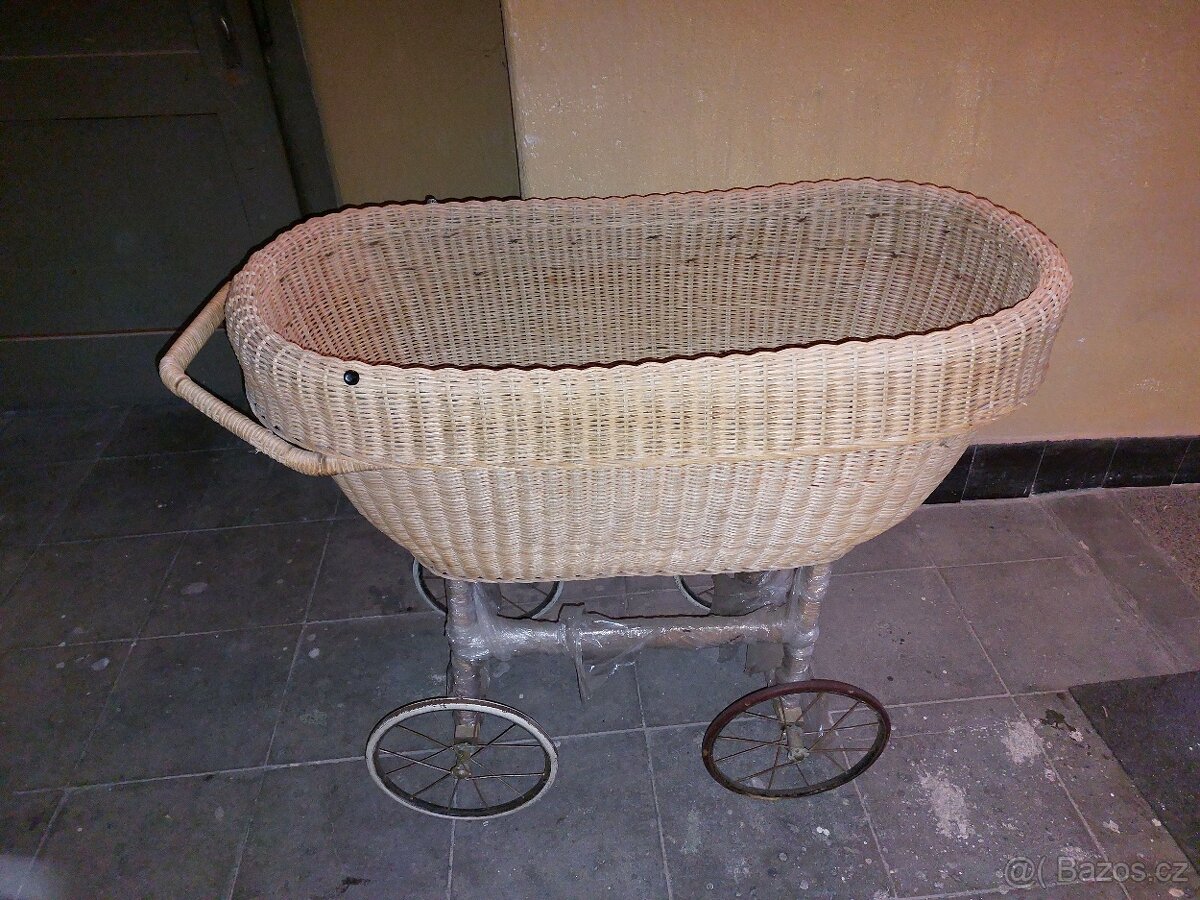 Starožitný retro košík - kočárek proutěný.