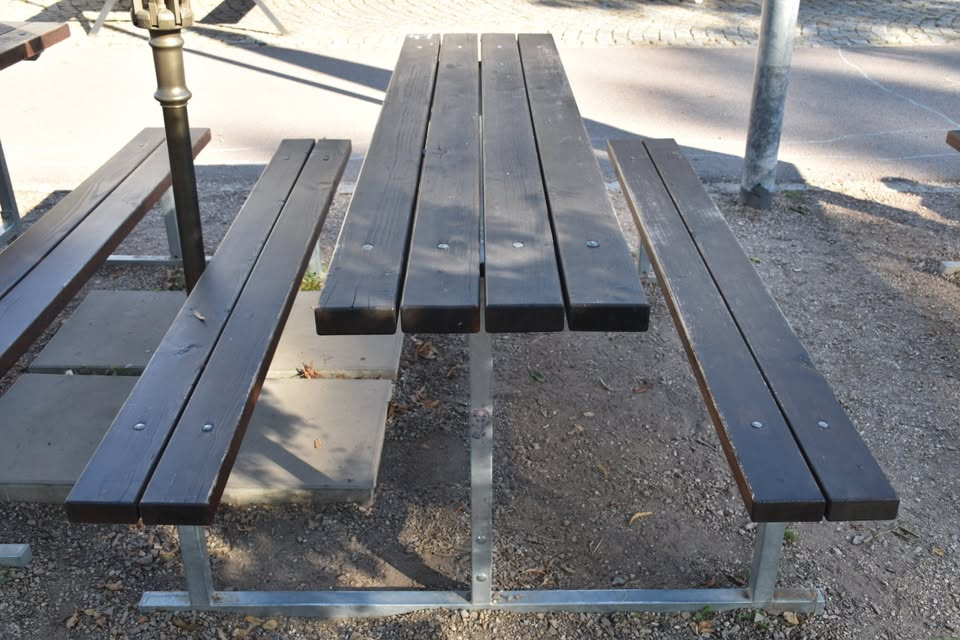 Venkovní posezení stůl a 2 lavice, kuchyně, plac