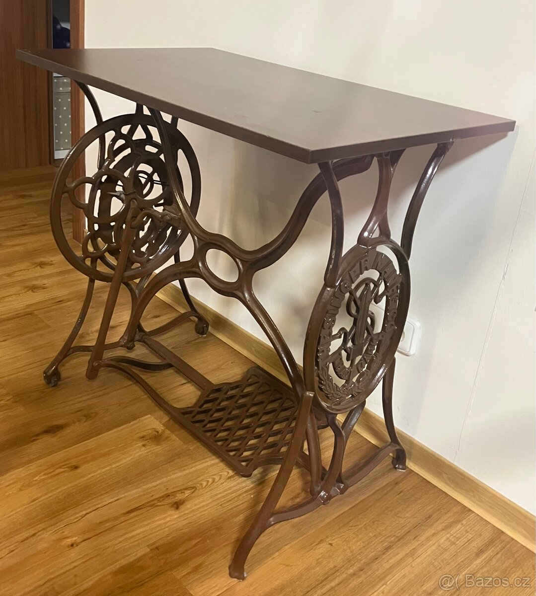 Stolek od šicího stroje s deskou