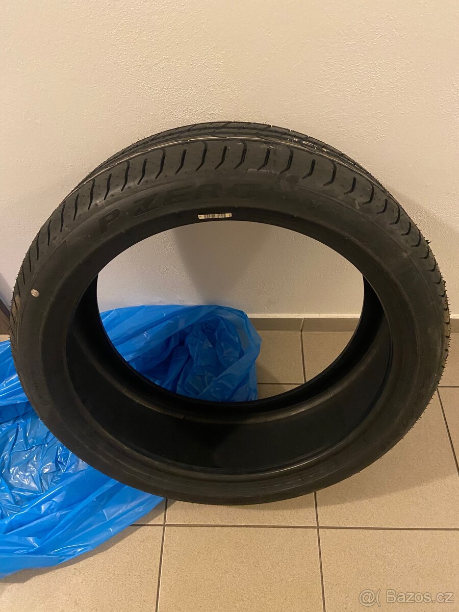 2x Pirelli P Zero 225/40/19 89W Run Flat