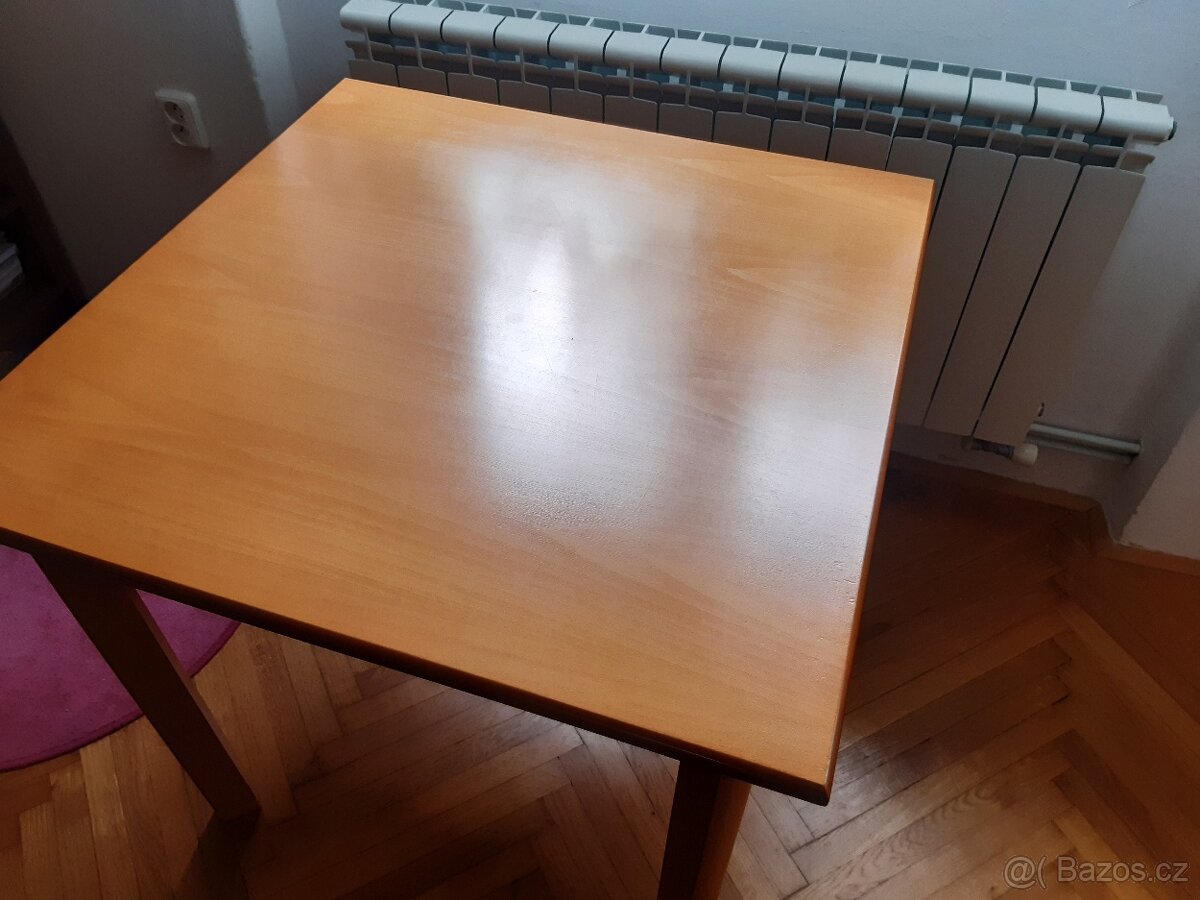 Čtvercový jídelní stůl