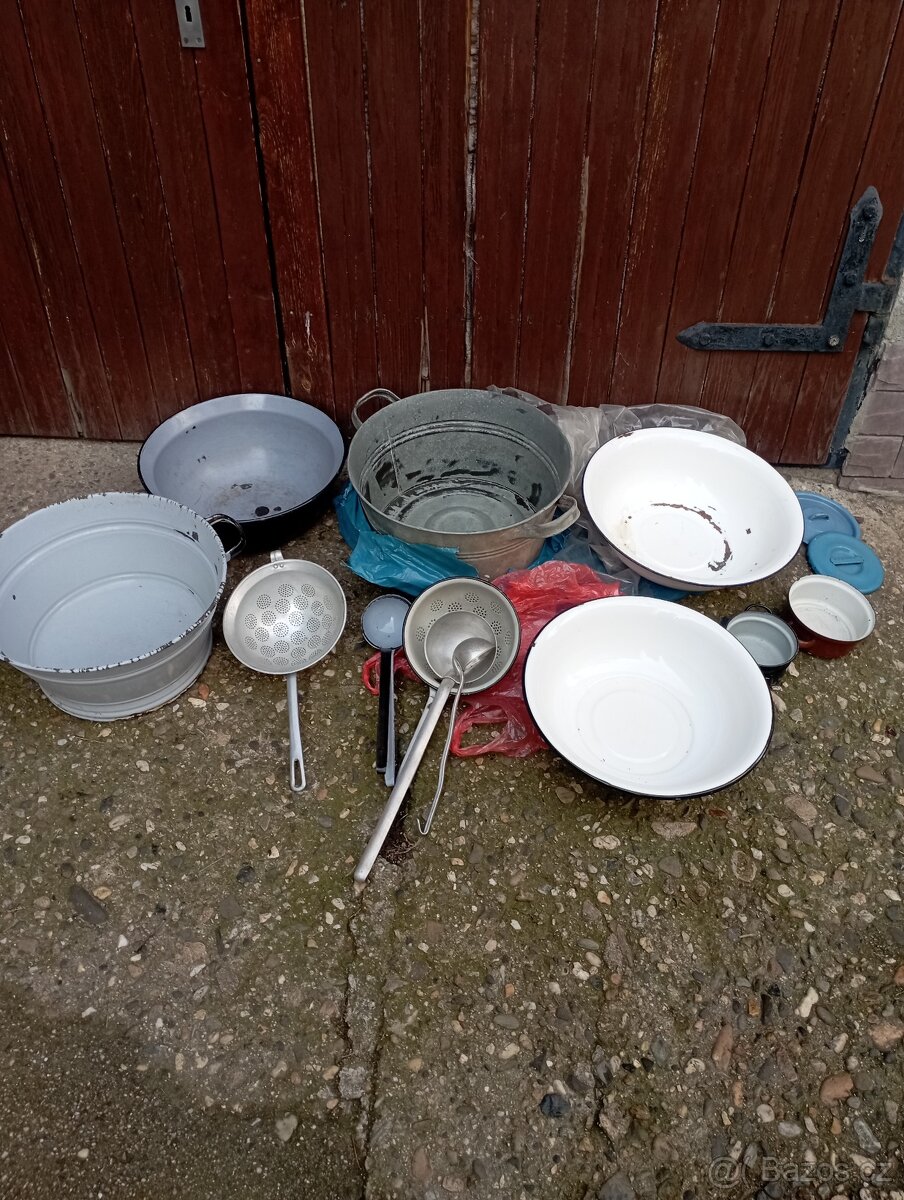 Staré smaltované nádobí