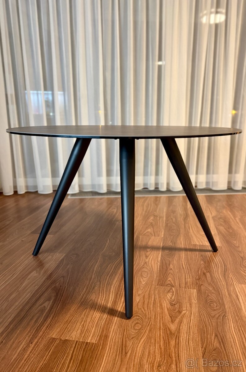 moderní jídelní stůl