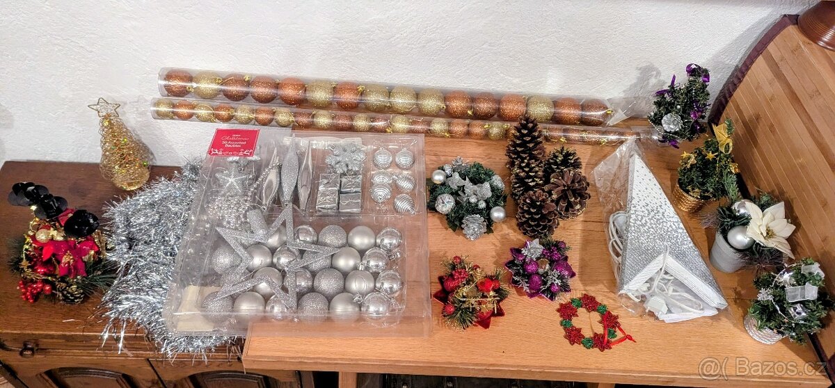 Darují Vánoční ozdoby, dekorace, umělý stromek vše nové