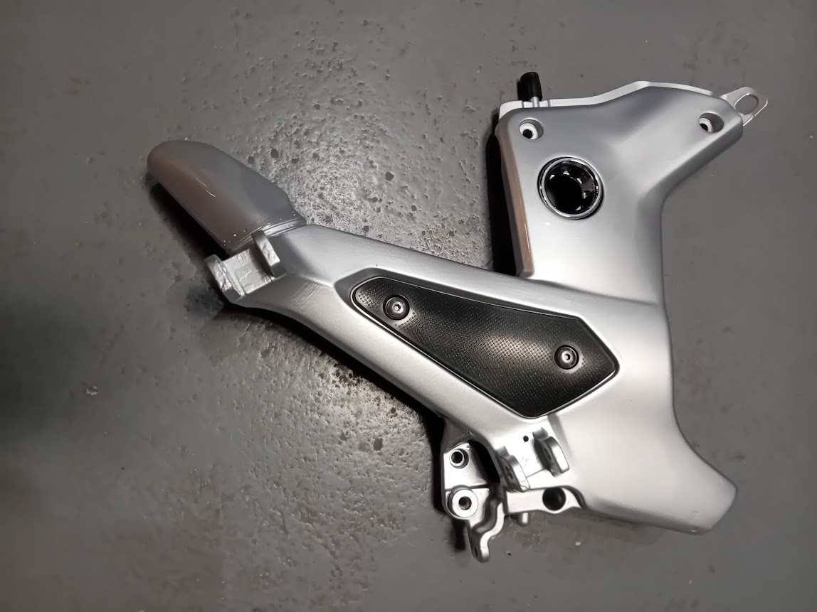 Guzzi Norge 1200- pravý držák brzdy , stupaček a kufru.