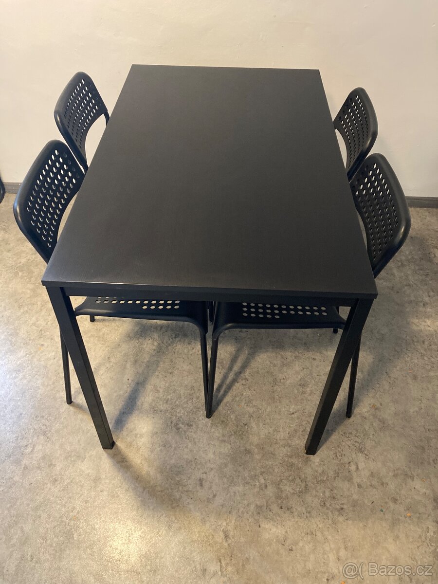 Sada jídelní stůl a 4 židle