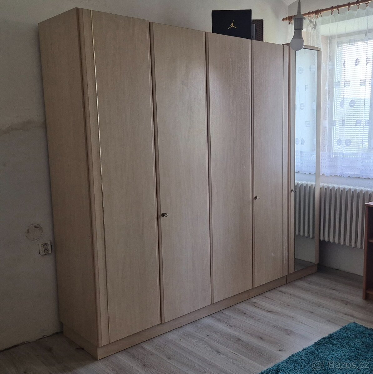 Šatní skříň 245x220x58cm, se zrcadlem