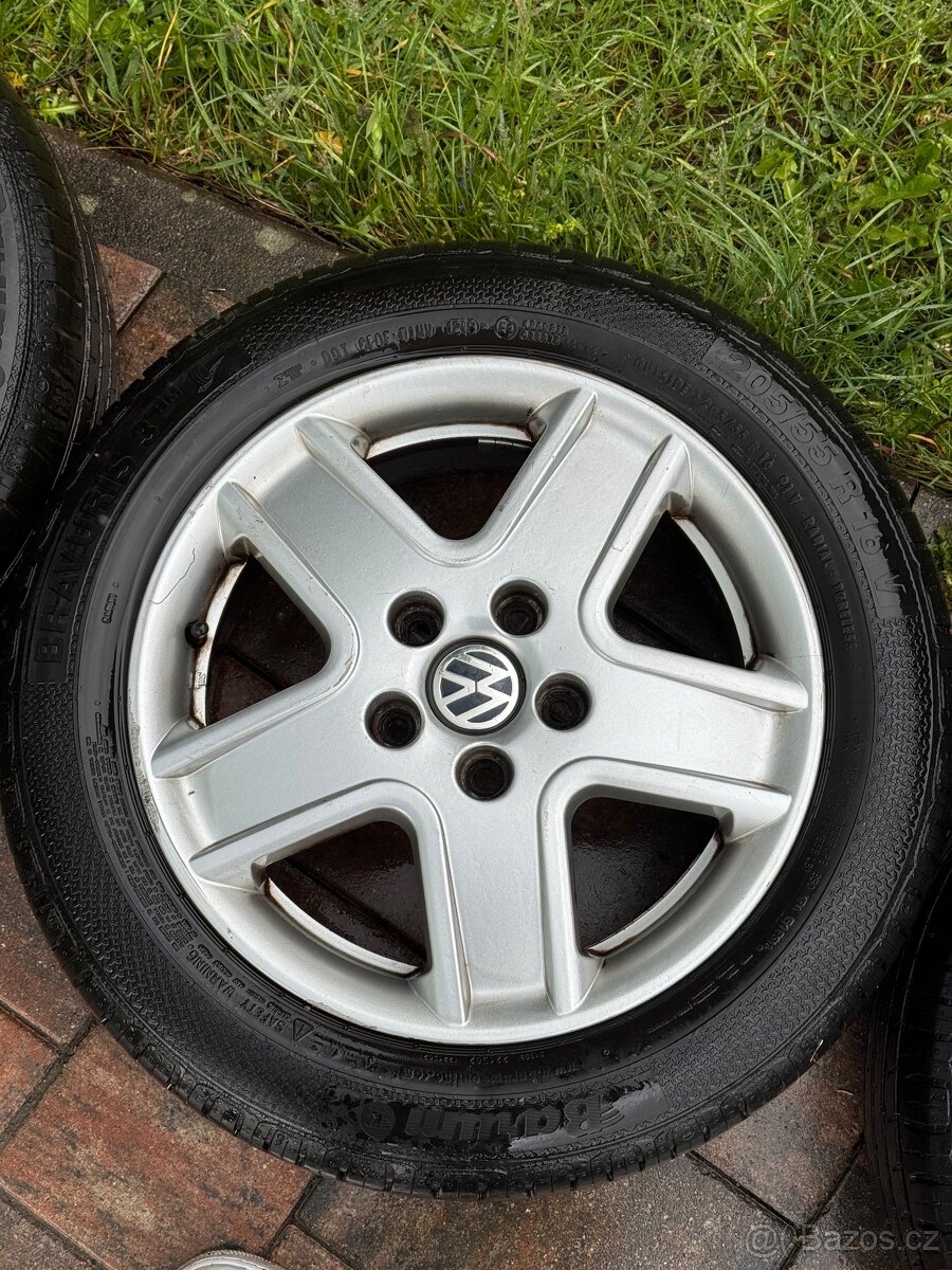 Originální alu kola Volkswagen s pneu BARUM BRAVURIS 205/55
