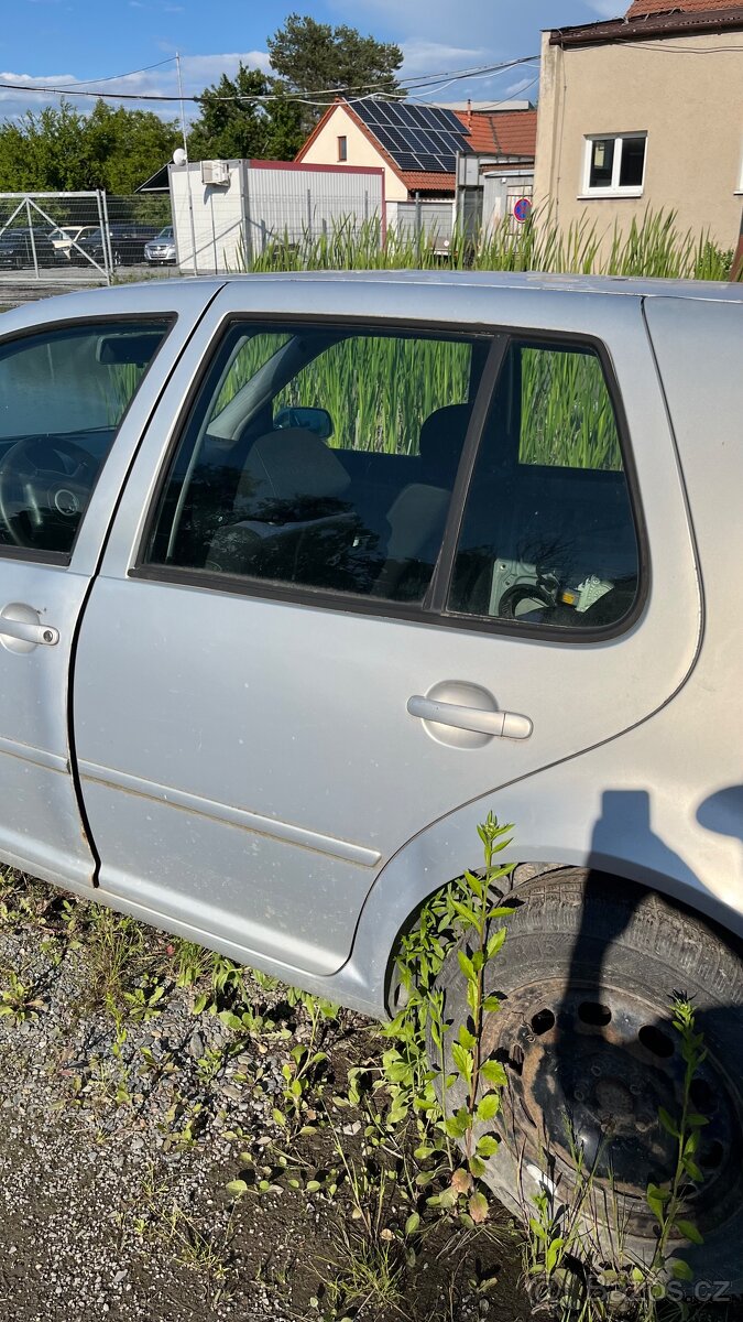 VW Golf IV LZ stříbrné dveře