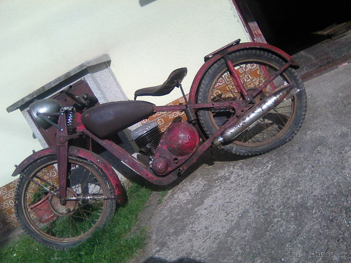 Jawa 175 Special. Motor se točí.