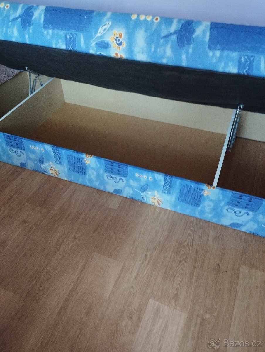 Válenda s úložným prostorem