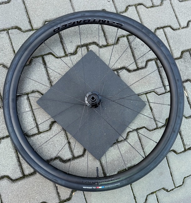 Zapletená kola Bontrager Paradigm SL 700c + plášt + duše