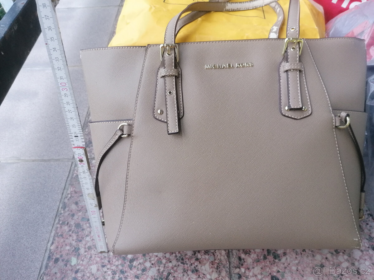 velká světlá kabelka Kabelky Michael Kors . začíná se loupat
