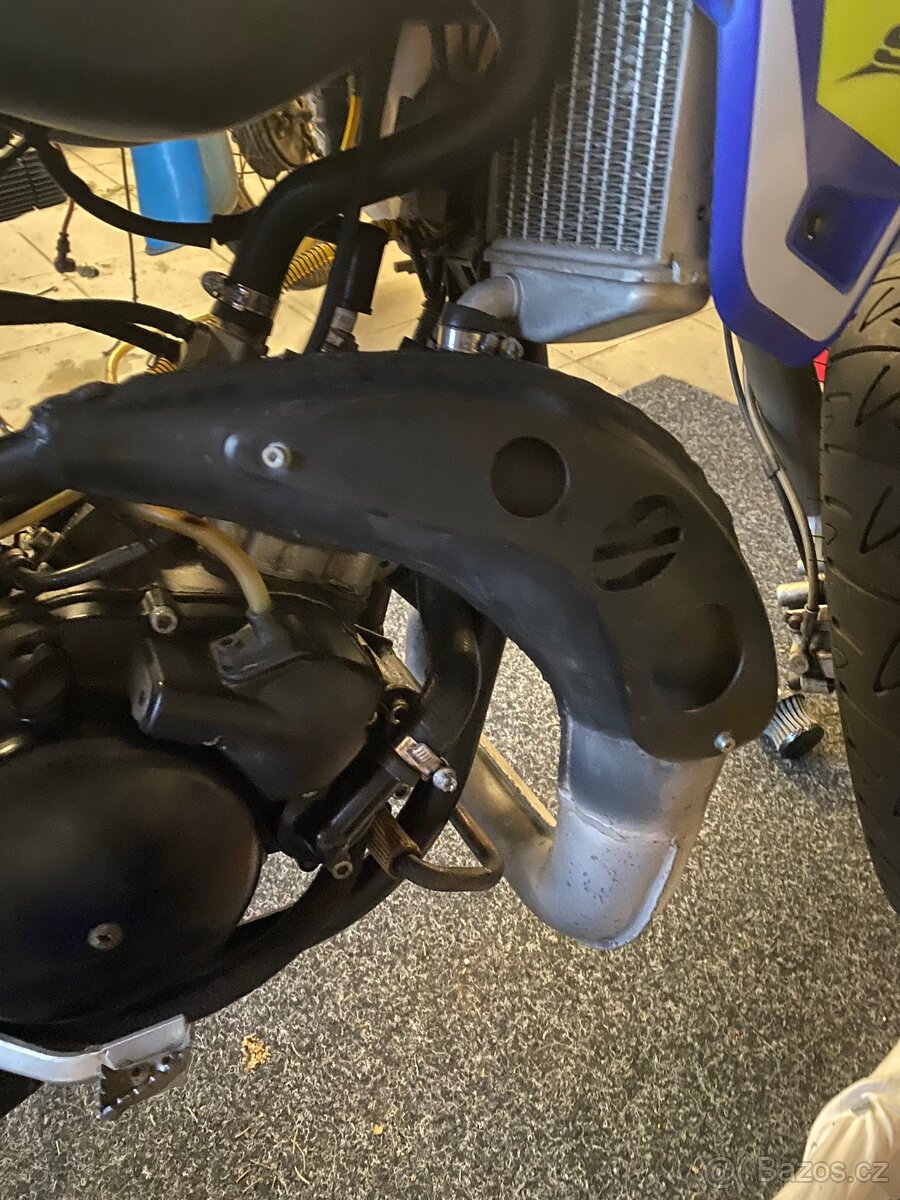 Výfuk na motor minerali a6