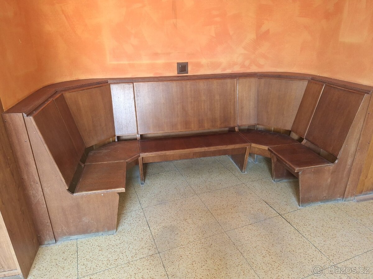 dřevěná lavice
