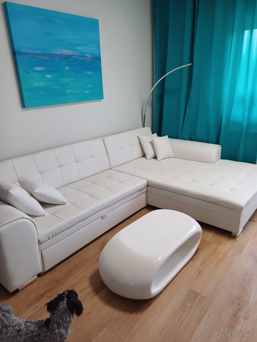 bílá rohová moderní sedací souprava