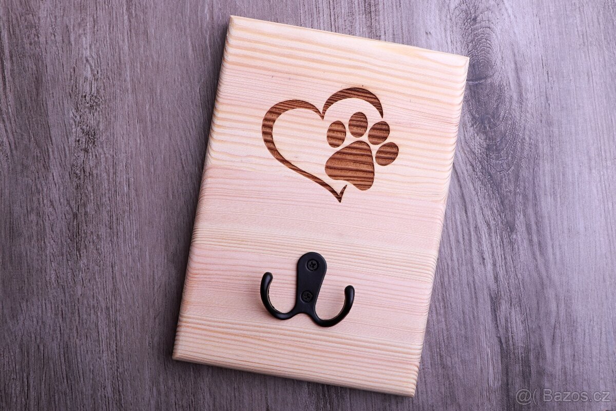 Věšák na obojky a vodítka