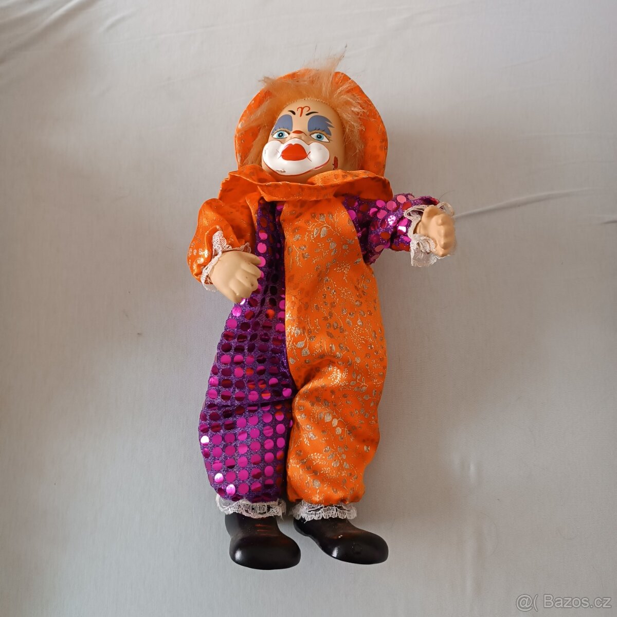 Klaun s porcelánovou hlavou a hracím strojkem