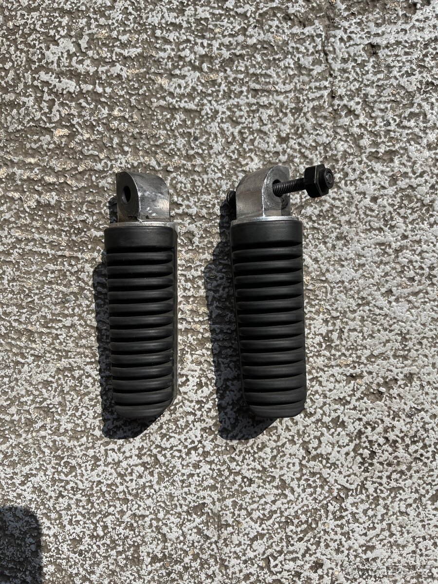 Zadní stupačky Yamaha T-Max 2009 Originál.