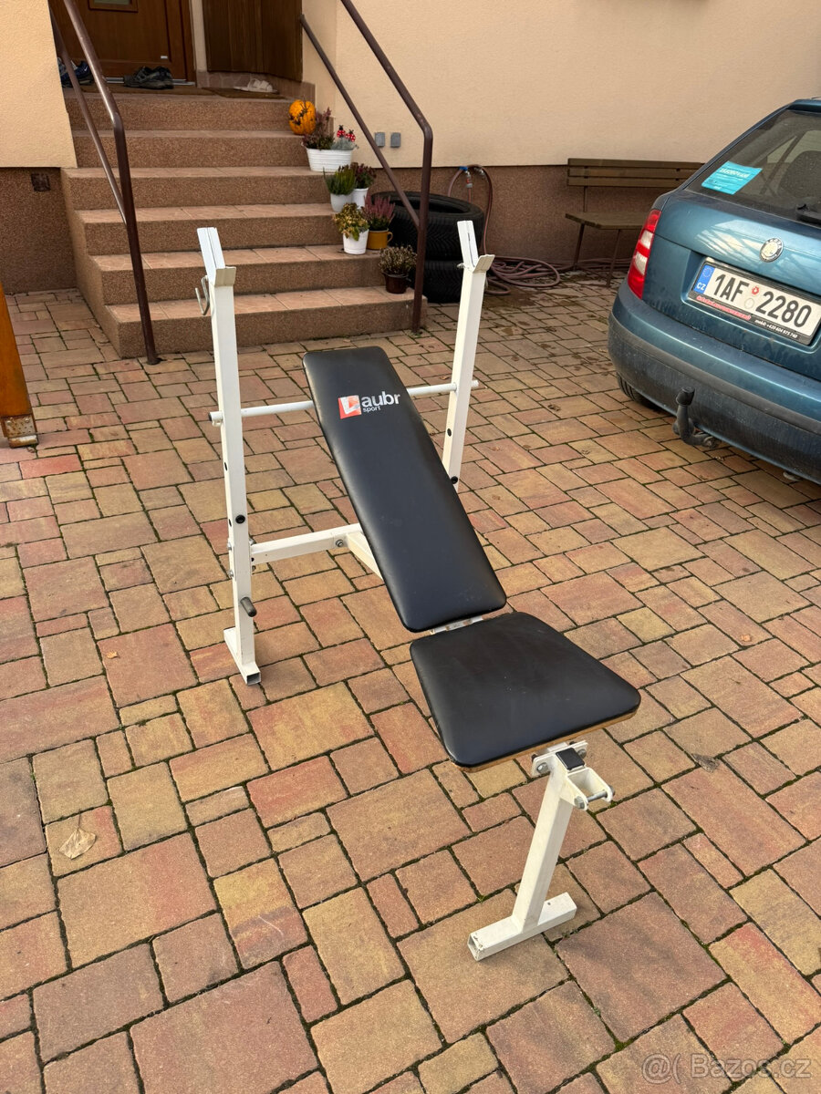 Posilovací bench press lavice