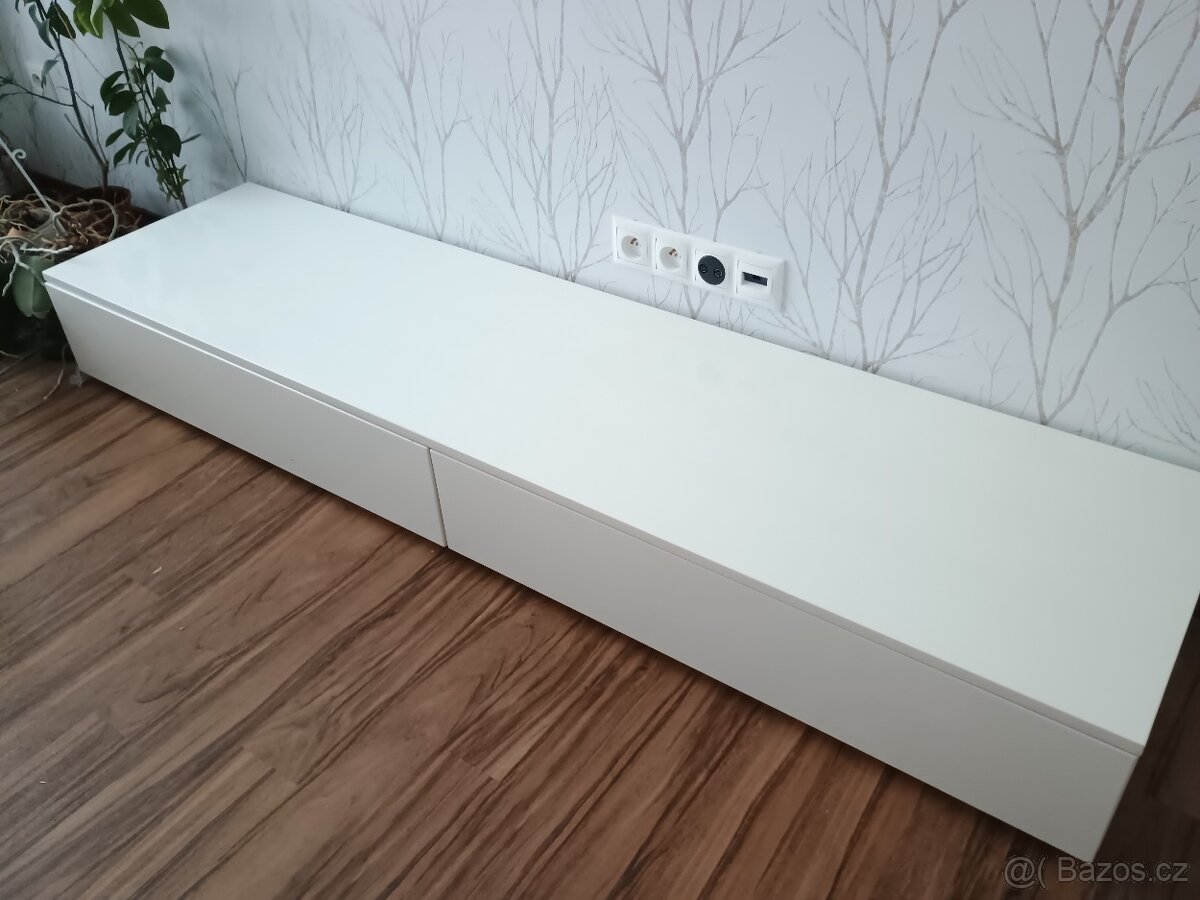 Nízký stolek pod TV