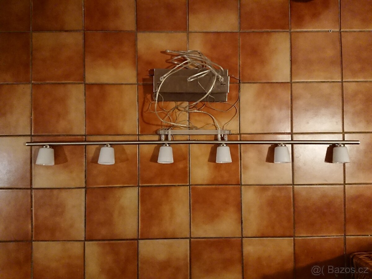 Závěsné nerezové světlo.