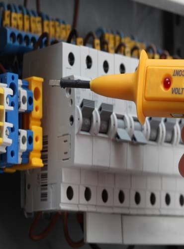 Hledáte elektrikáře?