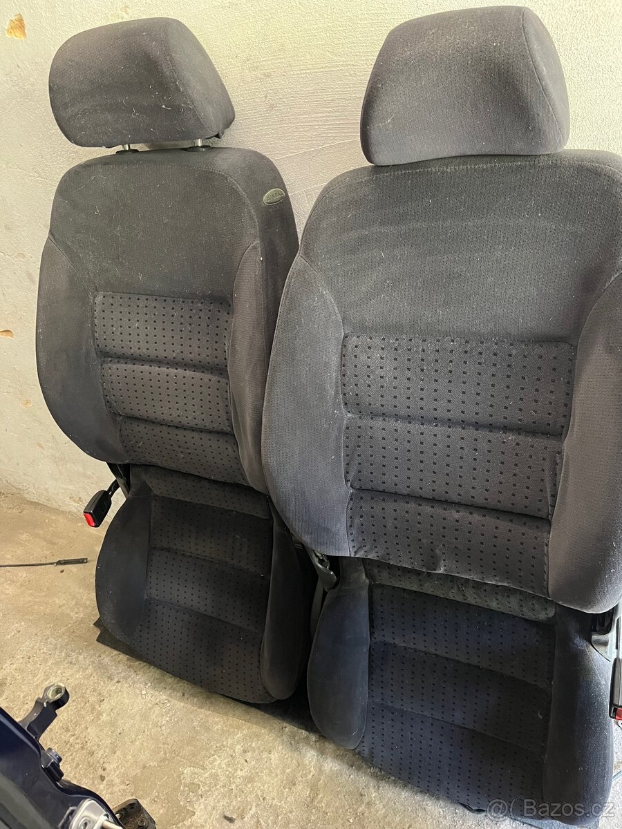 Sada sedaček s airbagy a výhřevnem