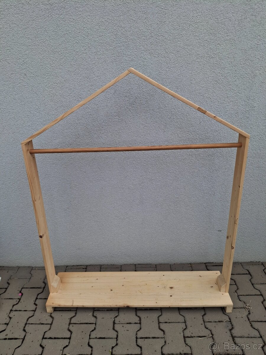 Stojan/ věšák na oblečení-domeček