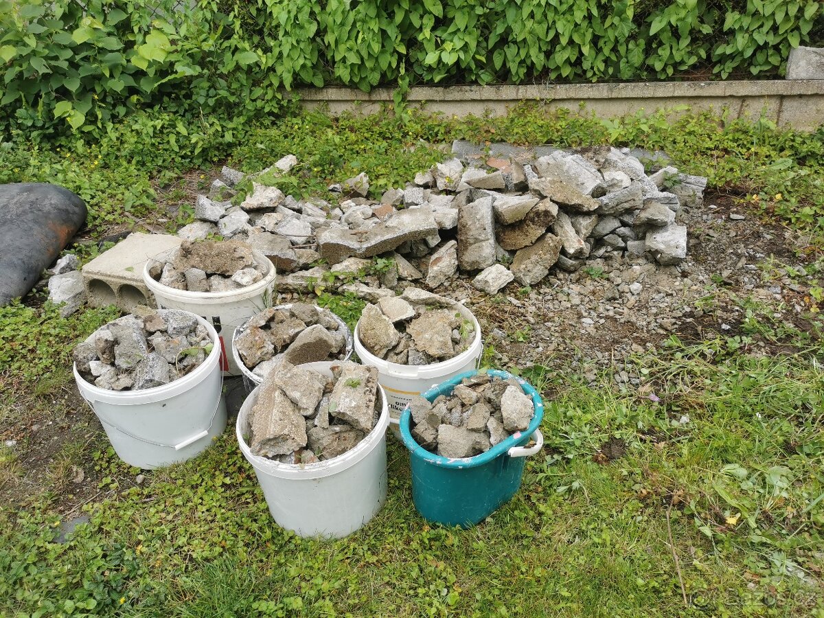 Rozbitý beton do základů