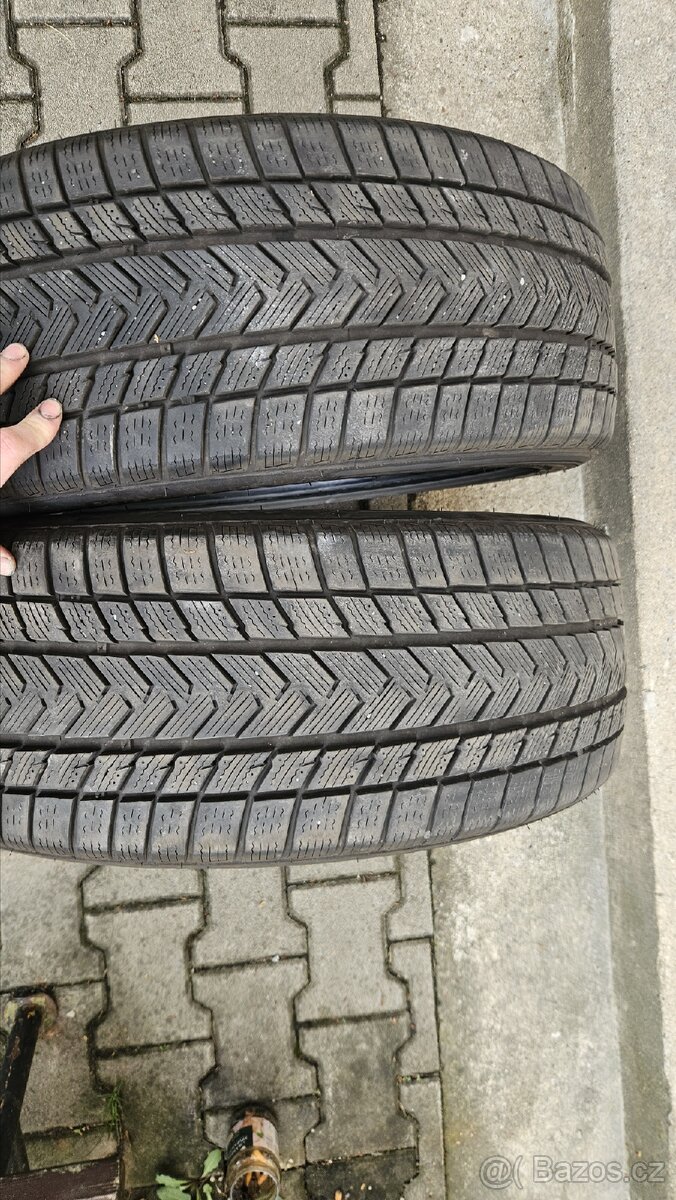 PNEU 225/45/19
