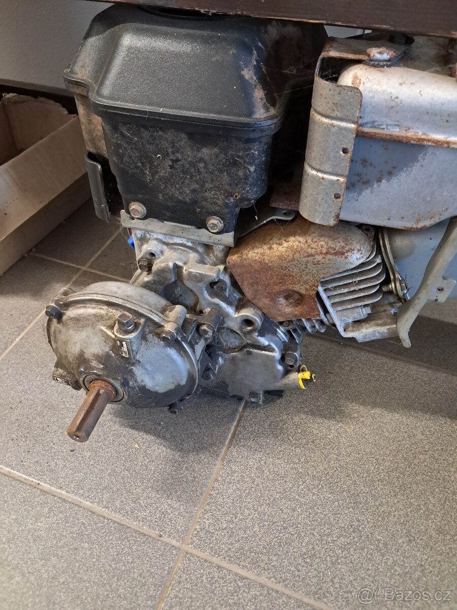 Prodám motor Briggs & Straton Ic 206 s redukční převodovkou