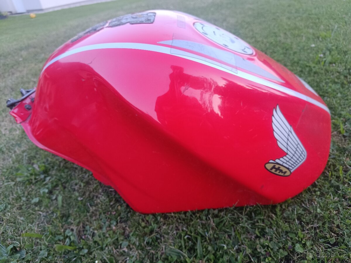 Nádrž Honda VFR 800