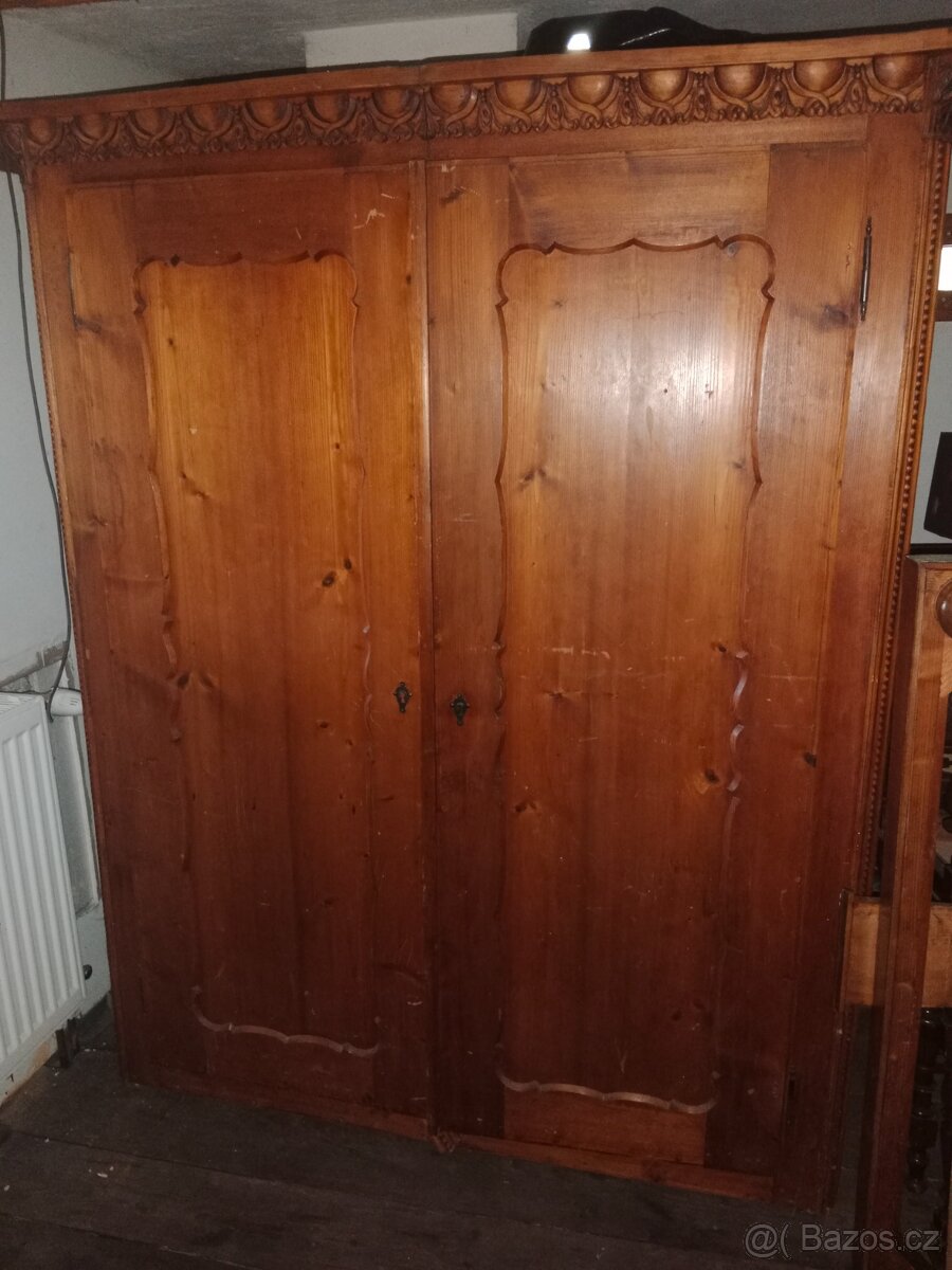 Starožitná skříň