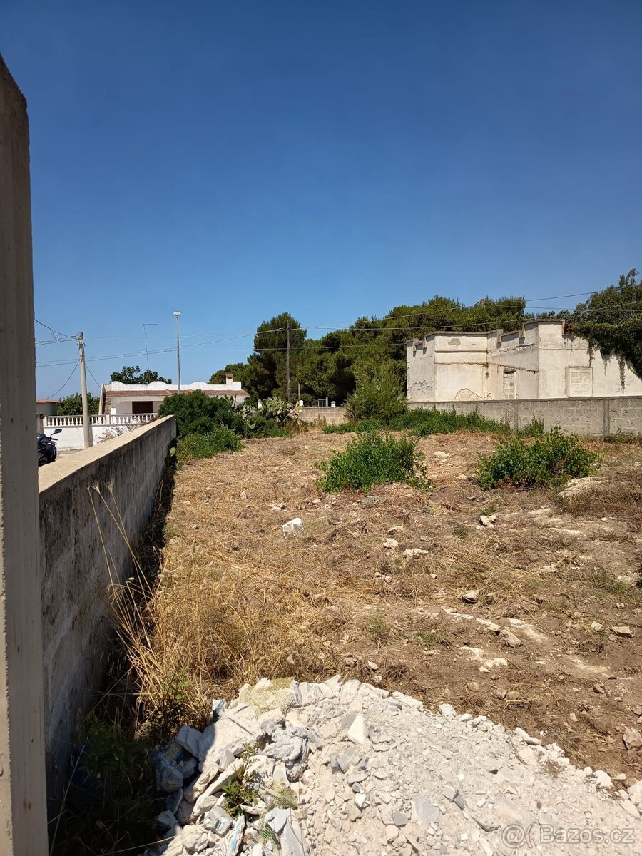 Krásný obezděný pozemek cca 600 m² jen 600 m od pláže Itálie